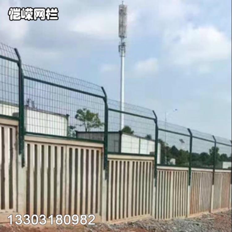 恺嵘铁路护栏墨绿色耙子高铁边框围栏网 浸塑公路隔离栅防护栏厂家直销 大量现货销售